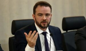 Leia mais sobre o artigo Nova versão do Desenrola será lançada após viagem de Lula, diz Durigan