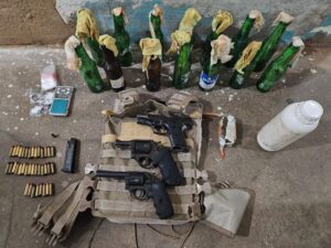 Leia mais sobre o artigo Polícia Militar frustra ação criminosa e apreende armas, munições, drogas e artefatos incendiários em Grossos/RN