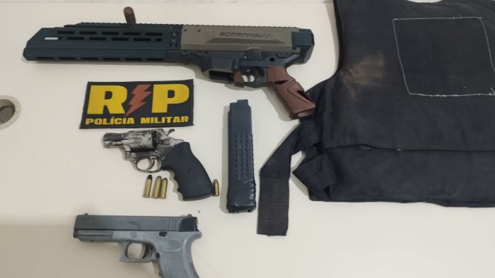 Leia mais sobre o artigo Foragido da Justiça é preso com submetralhadora, armas e colete balístico na Zona Norte de Natal