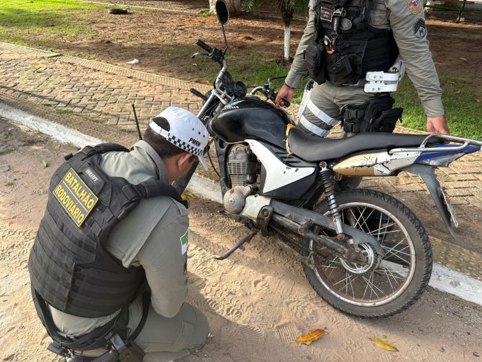 Leia mais sobre o artigo Polícia Rodoviária Estadual autua treze condutores pelo não do capacete e apreende veículo adulterado
