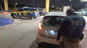 Leia mais sobre o artigo PRF recupera veículo roubado e prende duas pessoas por receptação em Ceará-Mirim/RN