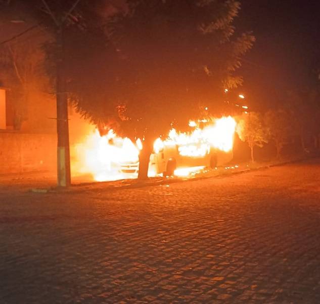 Leia mais sobre o artigo Ônibus é incendiado na zona Oeste de Natal; polícia reforça segurança na região