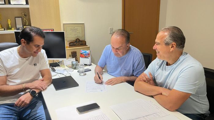 Leia mais sobre o artigo Nelter Queiroz assina ficha e chega ao Progressistas conduzido por Kleber Rodrigues