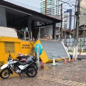 Leia mais sobre o artigo Teto de loja 24h desaba na Zona Leste de Natal e atendente fica presa no local