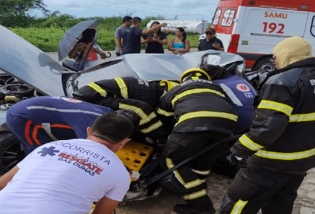 Leia mais sobre o artigo Bombeiros resgatam duas vítimas presas às ferragens após colisão na BR-110