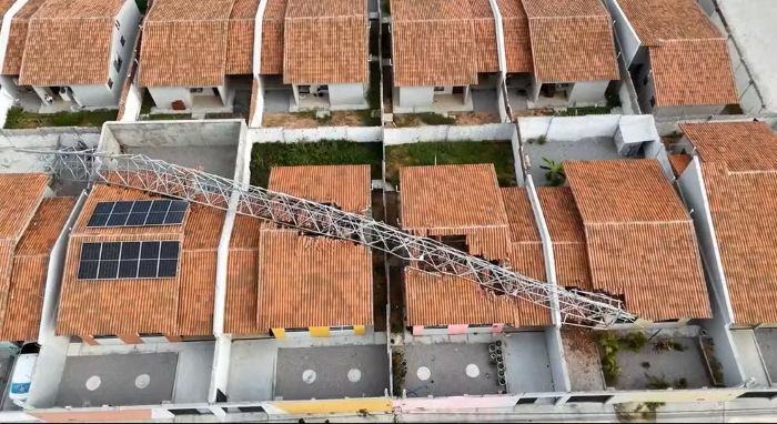 Leia mais sobre o artigo Antena de telefonia de 42 metros cai sobre quatro casas na Grande Natal
