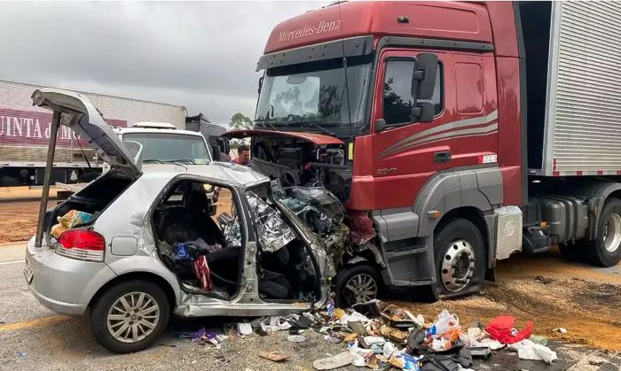 Leia mais sobre o artigo Seis pessoas da mesma família morrem em acidente na BR-251 em MG