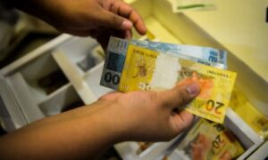 Leia mais sobre o artigo Governo propõe salário mínimo de R$ 1.717 em 2027