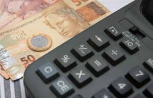 Leia mais sobre o artigo Brasil tem recorde de famílias endividadas e mais contas em atraso, revela pesquisa da CNC