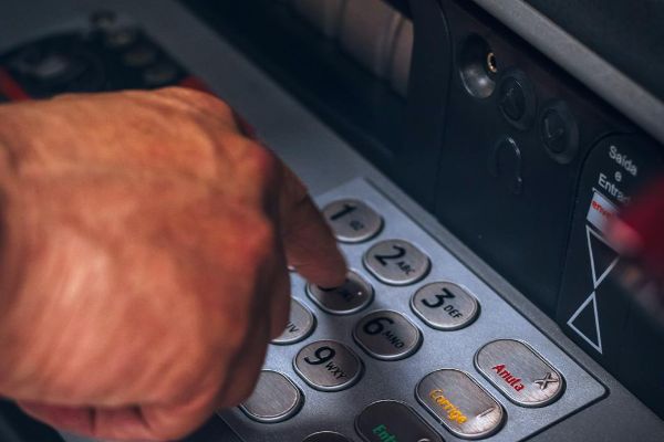 Leia mais sobre o artigo Falha em depósito bancário resulta em indenização a cliente por danos morais e materiais