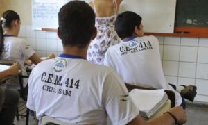 Leia mais sobre o artigo Pé-de-Meia reduz abandono escolar no ensino médio em 43% em dois anos