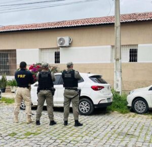 Leia mais sobre o artigo PRF recupera veículo roubado com sinais de adulteração em Caicó/RN