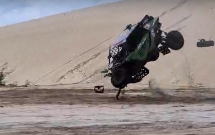 Leia mais sobre o artigo UTV capota em duna durante etapa do Rally RN 1500; navegador sofre fratura