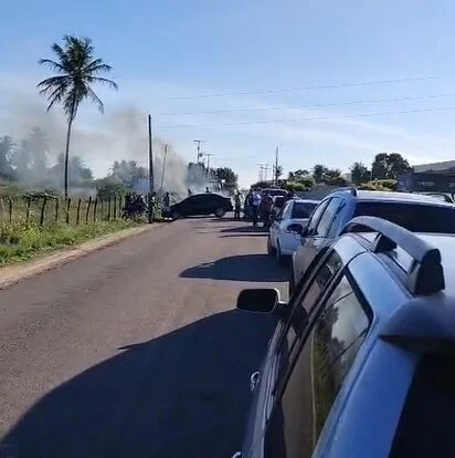 No momento, você está visualizando Moradores fecham RN-160 com pneus queimados em protesto por situação da rodovia 