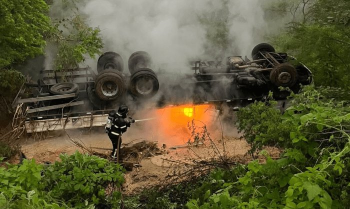 Leia mais sobre o artigo Incêndio após tombamento de caminhão mobiliza bombeiros no RN