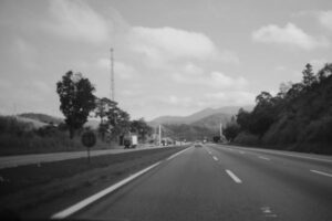 Leia mais sobre o artigo Manobra irregular feita por motorista em rodovia resulta na condenação por danos materiais e morais