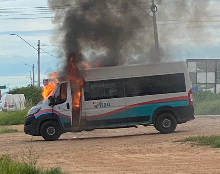Leia mais sobre o artigo Veículo da Prefeitura de Itaú pega fogo em frente ao Hospital Regional de Pau dos Ferros