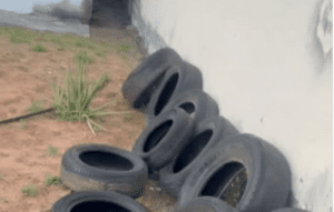 Leia mais sobre o artigo Descaso em João Câmara: pneus com água acumulada viram criadouros de mosquito em Unidade de Saúde da Gafuringa