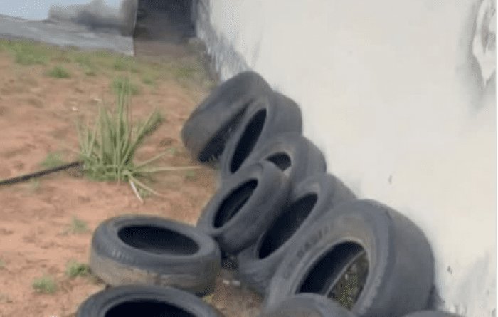 Leia mais sobre o artigo Descaso em João Câmara: pneus com água acumulada viram criadouros de mosquito em Unidade de Saúde da Gafuringa