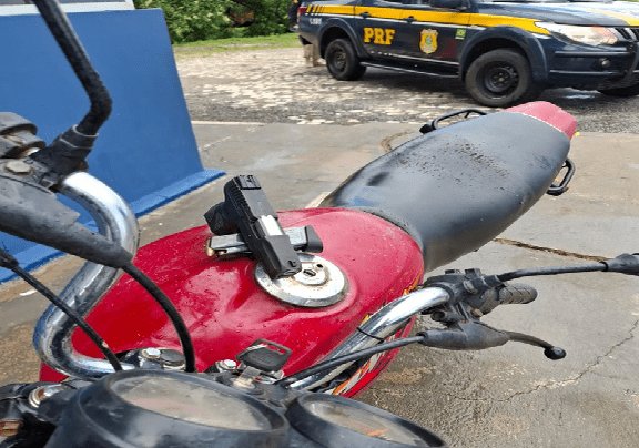 No momento, você está visualizando PRF apreende adolescente com arma de fogo e recupera motocicleta roubada no interior do RN
