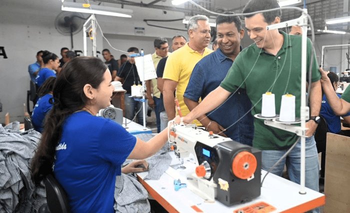 Leia mais sobre o artigo Walter Alves visita fábrica de confecções em Ielmo Marinho e destaca importância do setor produtivo