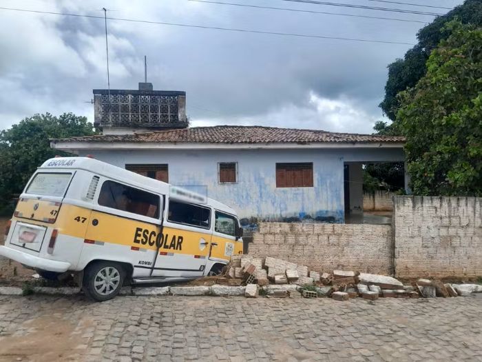 Leia mais sobre o artigo Kombi escolar derruba muro de casa em acidente na Grande Natal