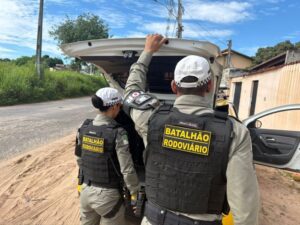 Leia mais sobre o artigo Homem com mandado de prisão em aberto é preso pelo Batalhão Rodoviário em Ceará-Mirim