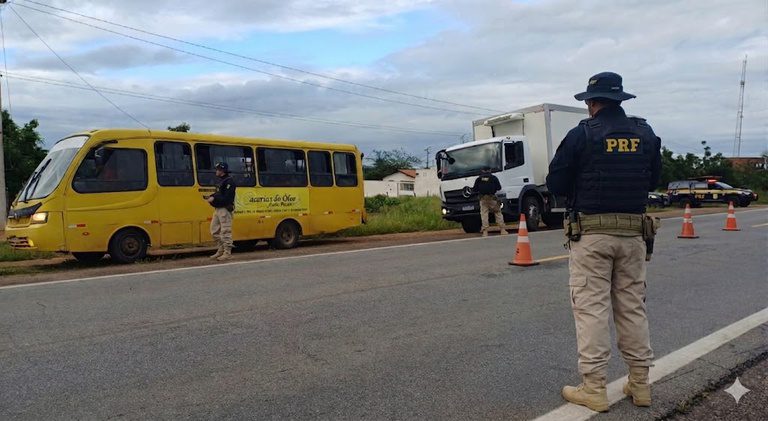 Leia mais sobre o artigo PRF intensifica fiscalização na BR-226 durante festejos de Santa Rita em Santa Cruz/RN