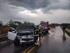 Leia mais sobre o artigo Veículo sai da pista na RN-118 e bombeiros atuam em capotamento de carreta no Seridó