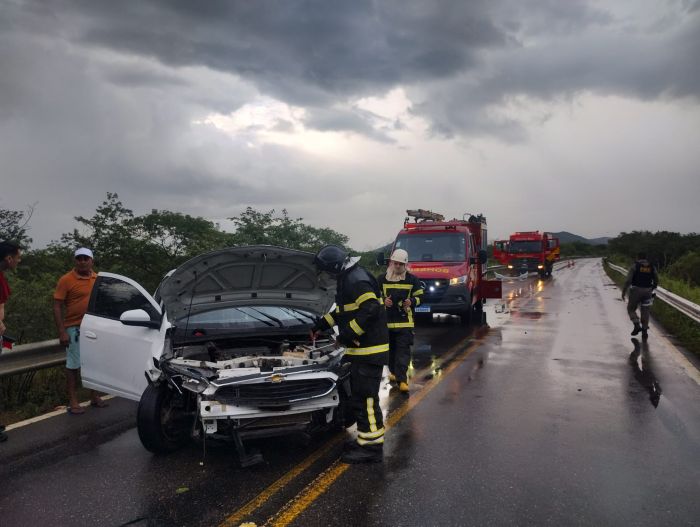 Leia mais sobre o artigo Veículo sai da pista na RN-118 e bombeiros atuam em capotamento de carreta no Seridó
