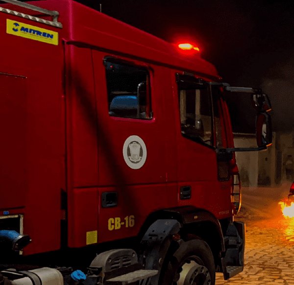 Leia mais sobre o artigo Incêndio atinge garagem de veículos em Parnamirim e destrói oito automóveis