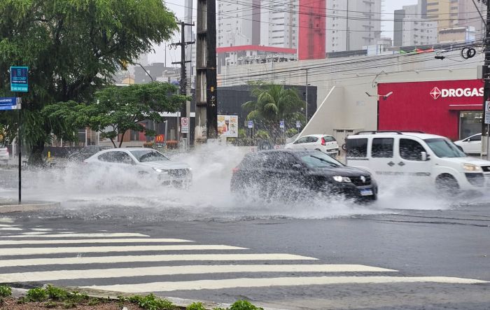 Leia mais sobre o artigo Chuvas causam transtornos, deixam 10 vias em alerta e um trecho intransitável em Natal; chove desde a noite de ontem em João Câmara