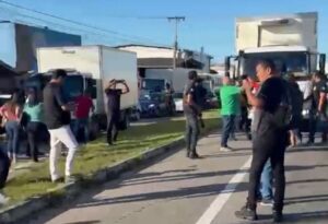 Leia mais sobre o artigo Caminhoneiros do RN protestam e interditam BR-101, em Parnamirim