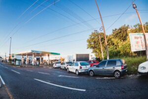 Leia mais sobre o artigo Motoristas formam longa fila para abastecer com gasolina a R$ 4,49 em Natal