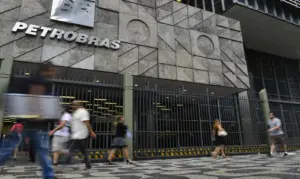 Leia mais sobre o artigo Petrobras anuncia alta de R$ 0,04 na gasolina vendida a distribuidoras