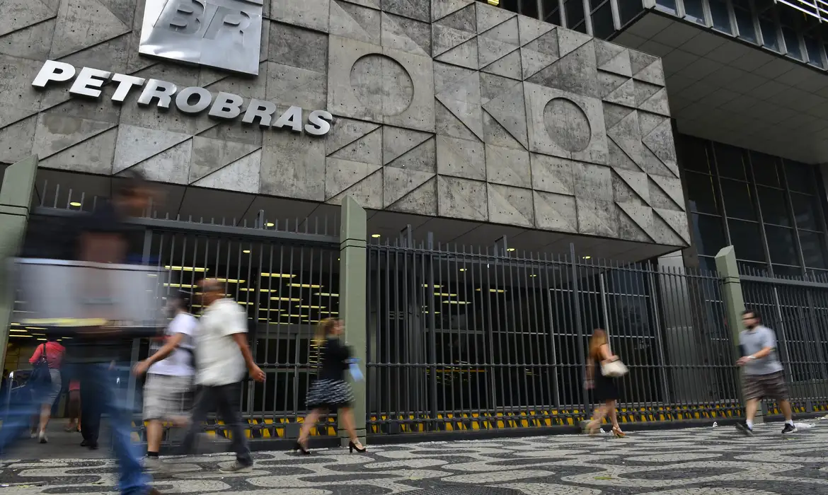 Leia mais sobre o artigo Petrobras anuncia alta de R$ 0,04 na gasolina vendida a distribuidoras
