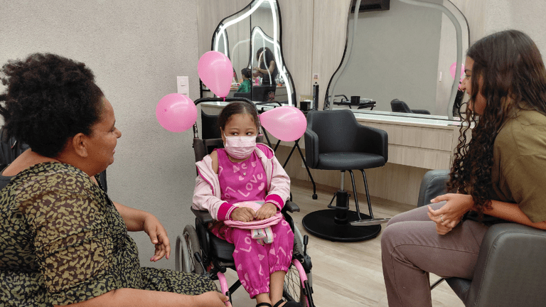 No momento, você está visualizando “A menina do cabelo cor-de-rosa”: Huol-UFRN realiza sonho de adolescente em celebração de 15 anos