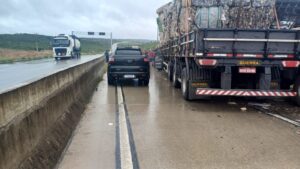 Leia mais sobre o artigo Acidente entre carretas bloqueia trânsito na reta tabajara, trecho da BR-304 em Macaíba