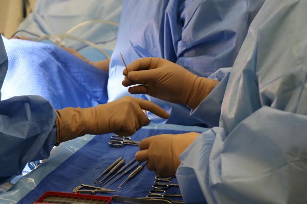 Leia mais sobre o artigo Plano de saúde e hospital são condenados a indenizar paciente por falha na cobertura de cirurgia oftalmológica