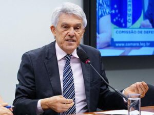 Leia mais sobre o artigo Após consulta ao partido, João Maia retira assinatura de emenda e defende redução de jornada via PEC