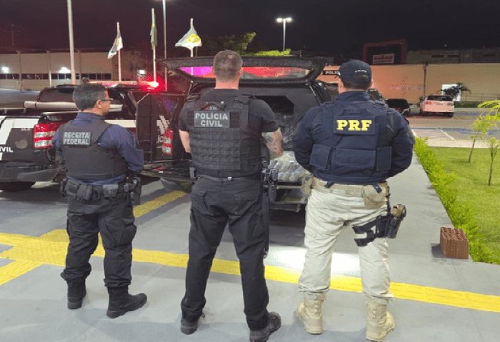 Leia mais sobre o artigo Ação integrada entre PRF, Receita Federal e Polícia Civil do RN resulta na apreensão de quase uma tonelada de droga em Campo Redondo/RN