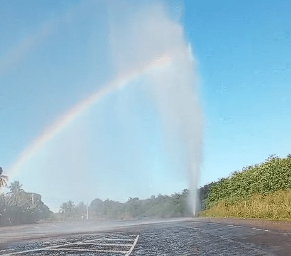 Leia mais sobre o artigo Forte vazamento em adutora provoca desperdício de água e forma arco-íris em Touros