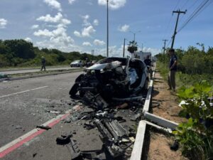 Leia mais sobre o artigo Duas pessoas morrem em colisão frontal entre dois carros na Rota do Sol