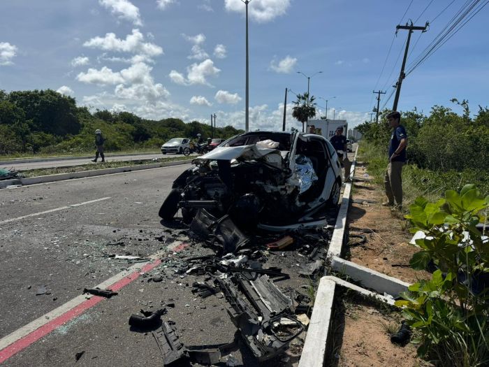 Leia mais sobre o artigo Duas pessoas morrem em colisão frontal entre dois carros na Rota do Sol