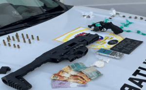 Leia mais sobre o artigo Ação policial do 11º BPM resulta na apreensão de submetralhadora de uso restrito, munições e drogas em Bom Jesus