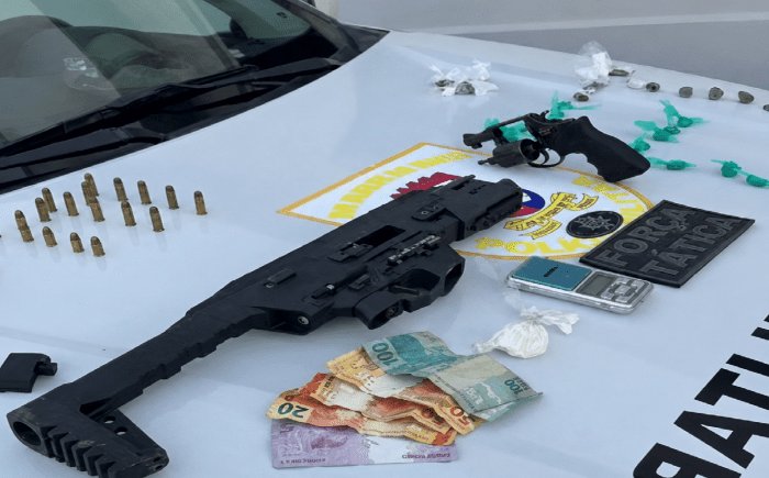 Leia mais sobre o artigo Ação policial do 11º BPM resulta na apreensão de submetralhadora de uso restrito, munições e drogas em Bom Jesus