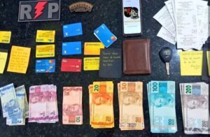 Leia mais sobre o artigo Polícia prende suspeito de estelionato com 113 cartões de beneficiários sociais, documentos e cerca de R$ 17 mil em dinheiro