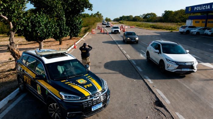 Leia mais sobre o artigo PRF detém condutor por conduzir veículo roubado e clonado na BR-304 em Fernando Pedroza/RN
