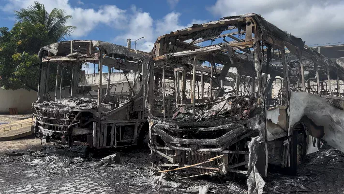 Leia mais sobre o artigo Incêndio atinge garagem de ônibus na Grande Natal e destrói dois veículos