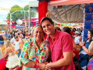 Leia mais sobre o artigo Pré-candidato ao Senado que mais cresce, Rafael Motta é recebido com entusiasmo durante o Pingo da Mei Dia